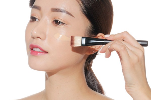 Tại sao phải dùng kem nền trước khi trang điểm?